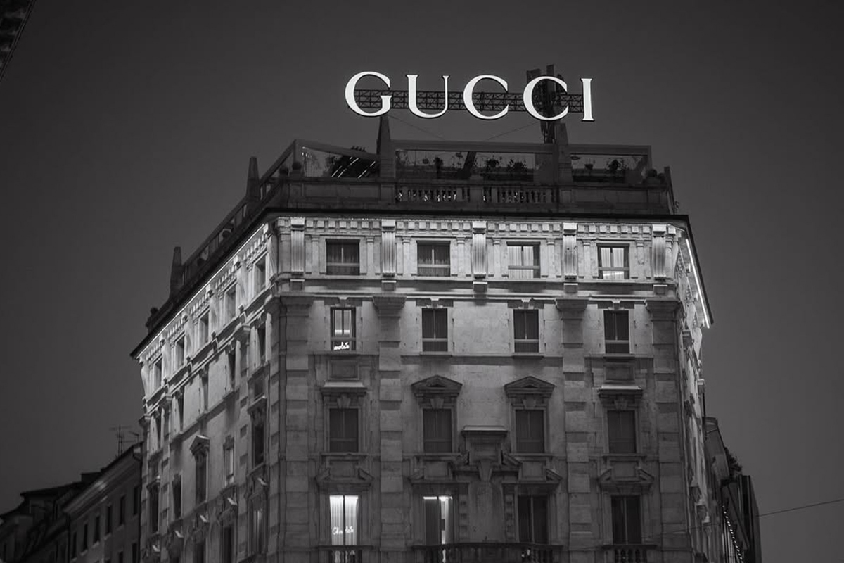 Piazza Duomo Milano insegne neon history Gucci