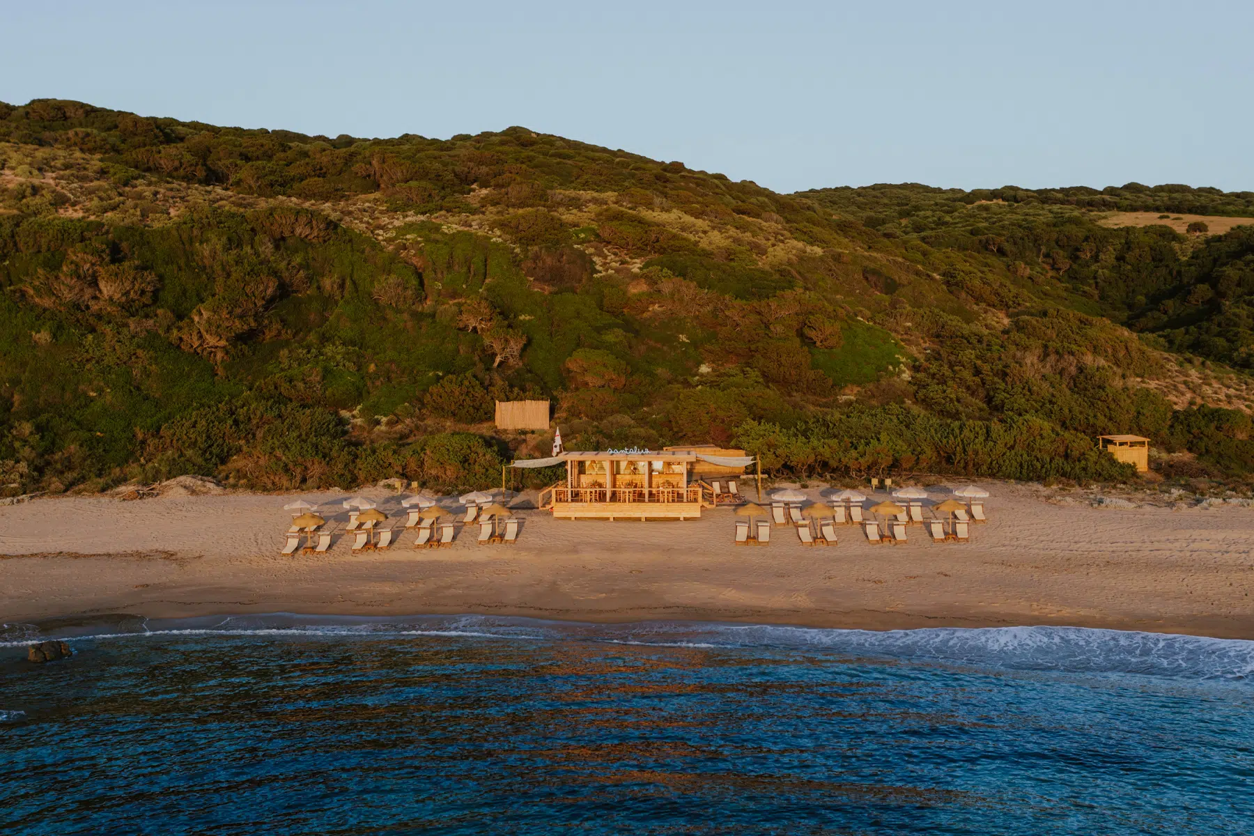 Santaluz chiosco spiaggia ristorante Li Feruli Isola Rossa Sardegna
