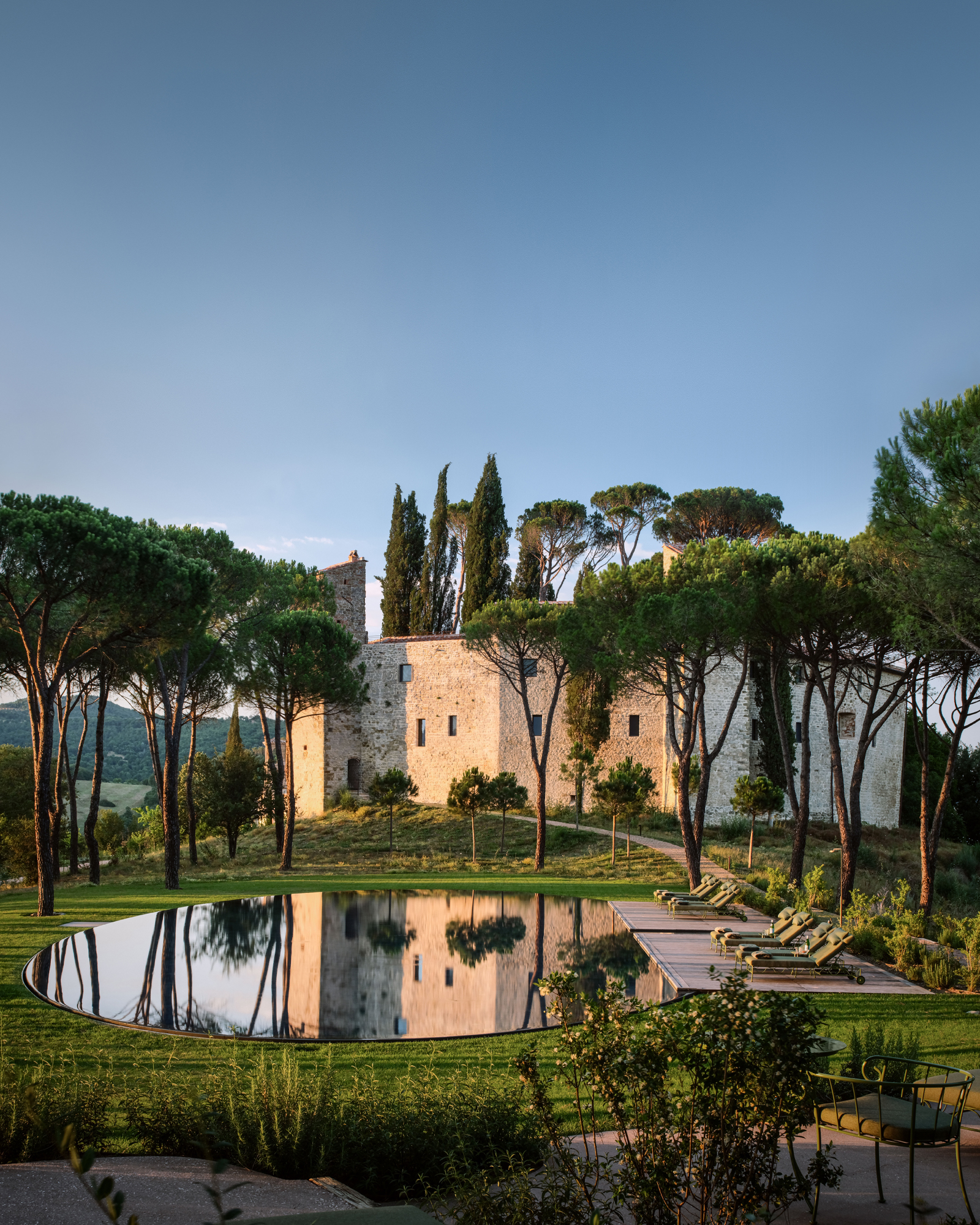 Castello di Reschio hotel resort lusso umbria toscana piscina ovale sfioro