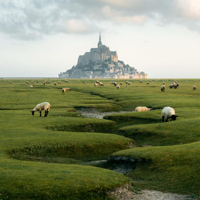 Mont Saint-Michel città Francia sospesa sul mare
