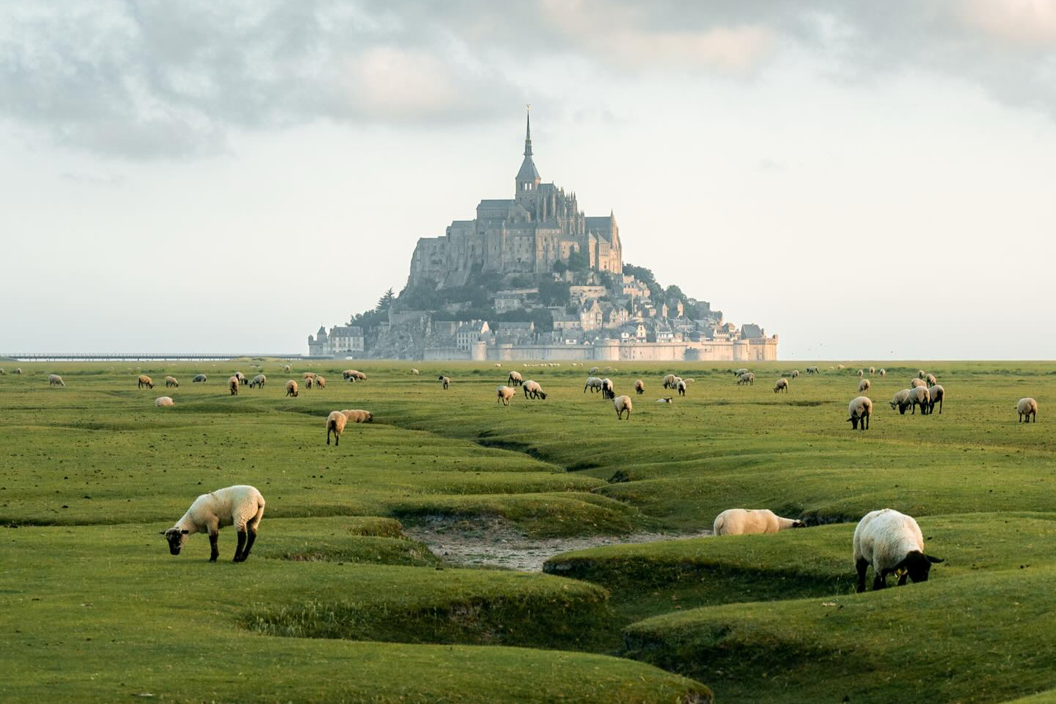 Mont Saint-Michel città Francia sospesa sul mare